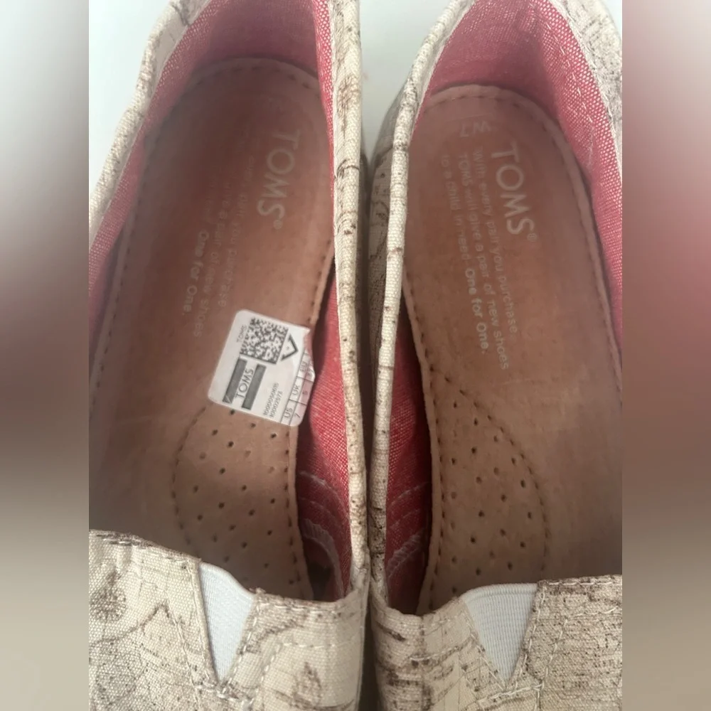 Toms Flats Slip-on shoes Size 7